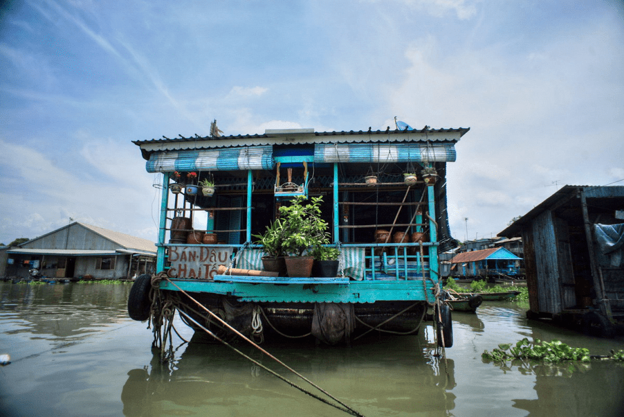 floating house in Vietnam