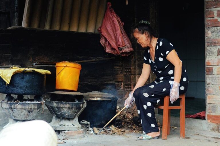 Read more about the article A woman who has been brewing Bau Da wine for nearly half a century in Binh Dinh